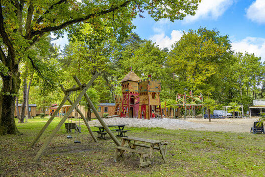 Schloss-Spielplatz und Schaukeln auf dem Campingplatz CLICOCHIC La Forêt d'Azalée in Saint-Chéron (91).