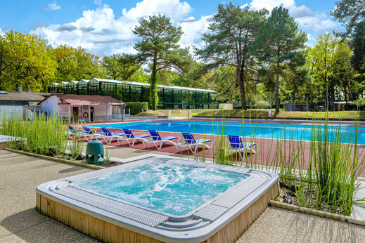 Au�en-Whirlpool und Schwimmbad auf Camping CLICOCHIC La For�t d'Azal�e (91).