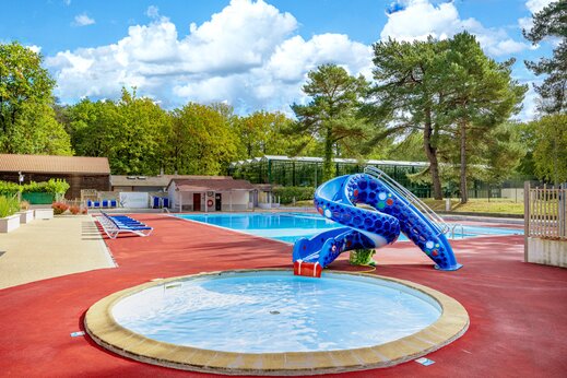 Schwimmbad, Wasserrutsche auf dem Campingplatz CLICOCHIC La For�t d'Azal�e in Saint-Ch�ron (91).