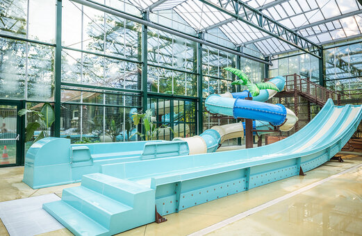 �berdachtes Schwimmbad mit Wasserrutschen auf dem Campingplatz CLICOCHIC La For�t d'Azal�e.