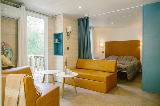 Modernes Mobilheim Interieur, Wohn- und Schlafbereich, Camping CLICOCHIC La Forêt d'Azalée.