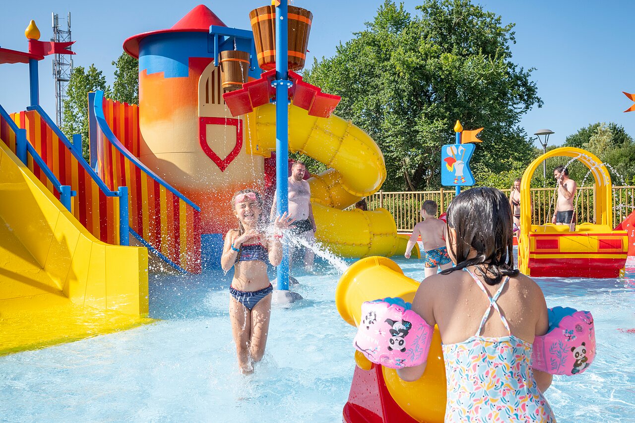 Erlebnisbad mit Rutschen auf dem Campingplatz CAPFUN Forges in Avrille (85).