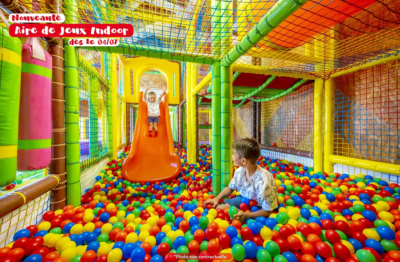 Indoor-Spielplatz, Rutsche, B�llebad auf dem Campingplatz CAPFUN Forges in Avrille (85).
