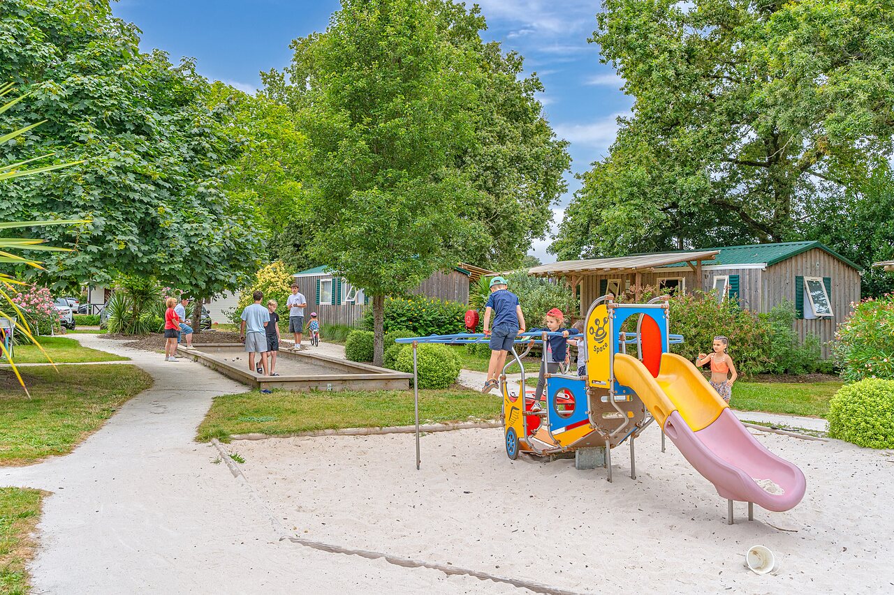 Kinderspielplatz, Rutsche und Bouleplatz im CAPFUN Forges Avrille (85).