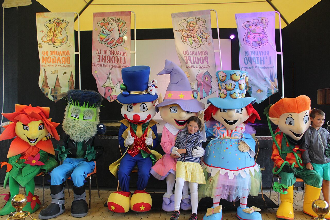 Bunte Maskottchen und lachende Kinder bei der Animation auf dem Campingplatz CAPFUN Forges in Avrille (85).