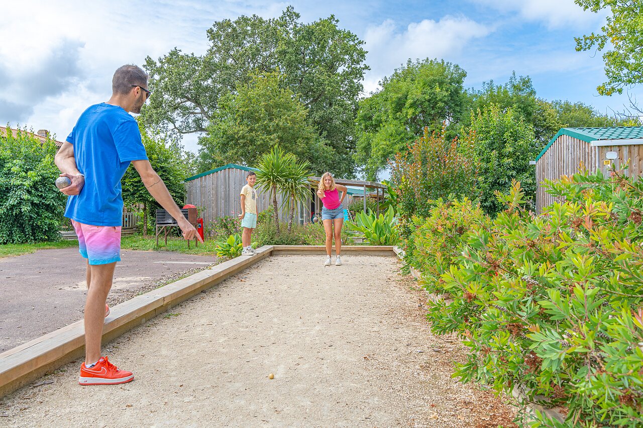 Familie spielt Boule auf einem speziellen Platz auf dem Campingplatz CAPFUN Forges in Avrille (85).