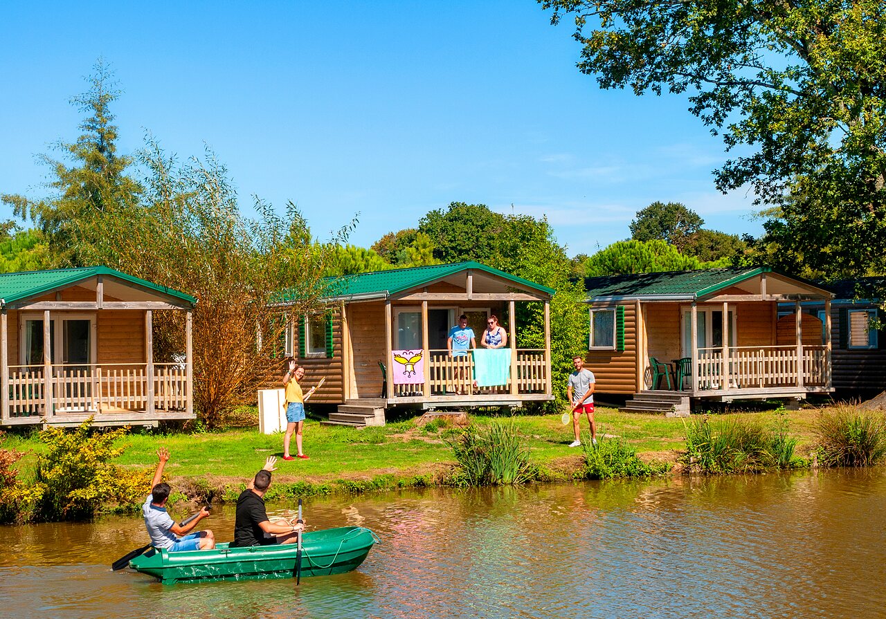 Holzchalets am Teich mit Wassersportaktivit�ten auf dem Campingplatz CAPFUN Forges in Avrille (85).