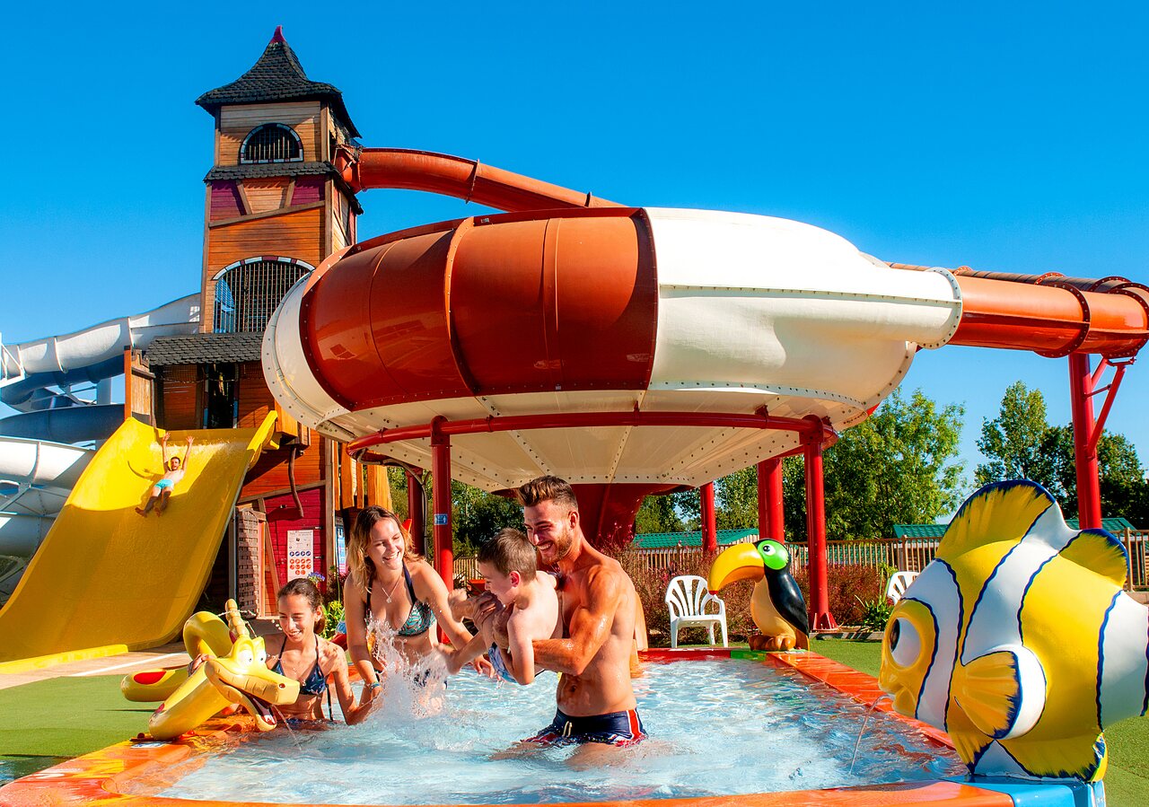Familie im Wasserpark mit Rutschen auf dem Campingplatz CAPFUN Forges in Avrille (85).