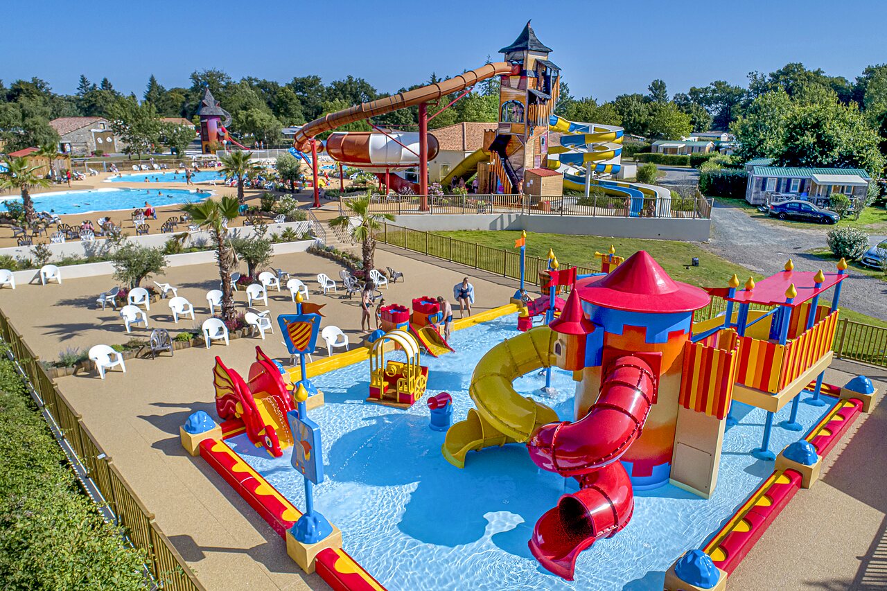 Wasserpark mit Riesenrutschen und Spielbecken auf Campingplatz CAPFUN Forges in Avrille (85).