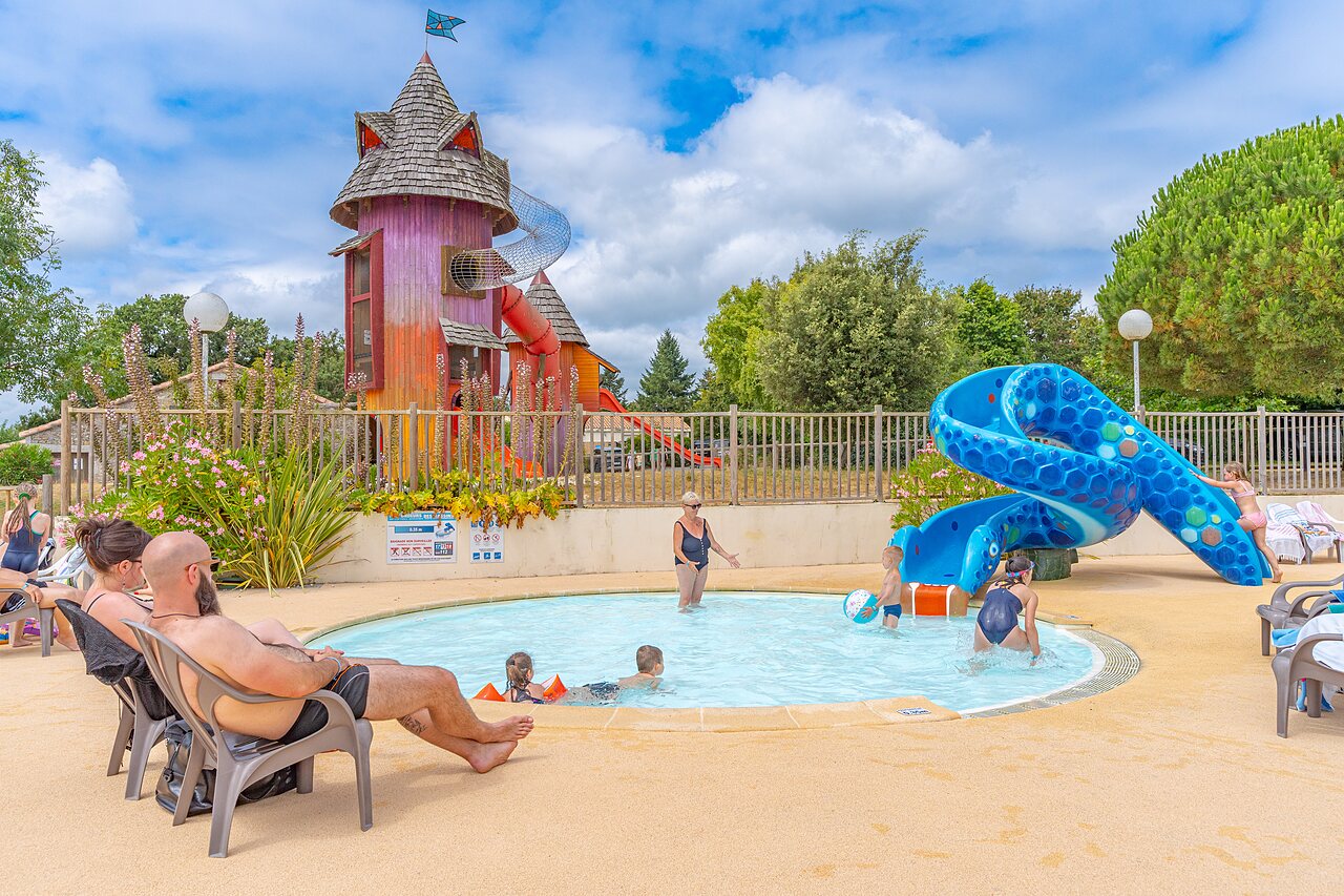Kinderbecken, bunte Rutschen und Wasserspiele auf Campingplatz CAPFUN Forges in Avrille (85).