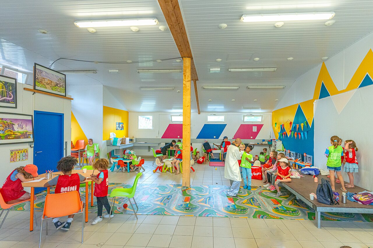 Belebter Kinderclub mit Aktivit�ten und Spielen auf dem Campingplatz CAPFUN Forges in Avrille (85).