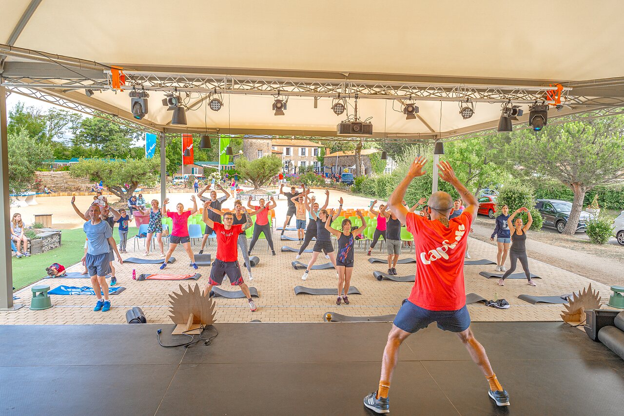 Gruppen-Fitnesskurs mit Animateur auf dem Campingplatz CAPFUN Forges in Avrille (85).