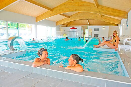 Hallenbad mit Wasserstrahlen auf dem Campingplatz CAPFUN Forges in Avrille (85).