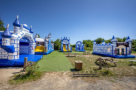 H�pfburgen-Spielpark mit Schl�ssern und Rutschen auf dem Campingplatz CAPFUN Forges in Avrille (85).