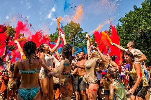 Bunte Animation mit Holi-Pulver und fr�hlicher Gruppe auf Camping CAPFUN Forges in Avrille (85).