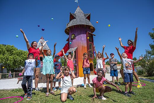 Fr�hliche Kinder spielen mit Animateuren am Spielturm auf dem Campingplatz CAPFUN Forges in Avrille (85).