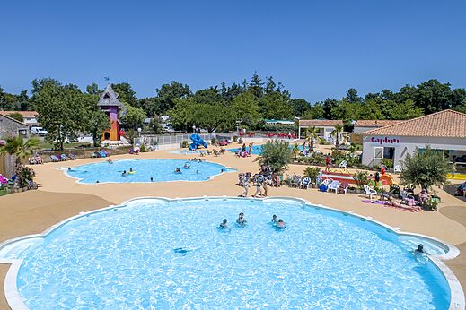 Schwimmb�der, Rutschen, Wasserspiele am Campingplatz CAPFUN Forges in Avrille (85).