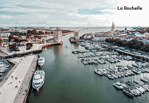 Alter Hafen von La Rochelle mit historischen Türmen, Ausflugsziel in Charente-Maritime.