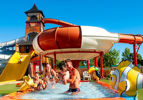 Schwimmbad, Rutschen, Wasserspiele auf dem Campingplatz CAPFUN Forges in Avrille (85).