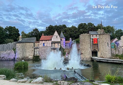 Nachtshow mit Schloss und Springbrunnen im Puy du Fou Park in der Vendée.