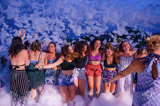 Jugendliche genie�en Schaumparty-Animation auf Campingplatz CAPFUN Forges in Avrille (85).