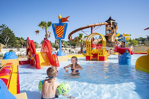 Wasserpark mit Wasserspielen und Rutschen für Kinder auf CAPFUN Forges, Avrille (85).