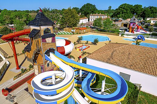 Riesen-Wasserrutschen und Pools auf Camping CAPFUN Forges in Avrille (85).