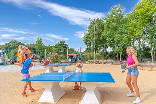 Familie spielt Tischtennis im Freien auf Camping CAPFUN Forges in Avrille (85).