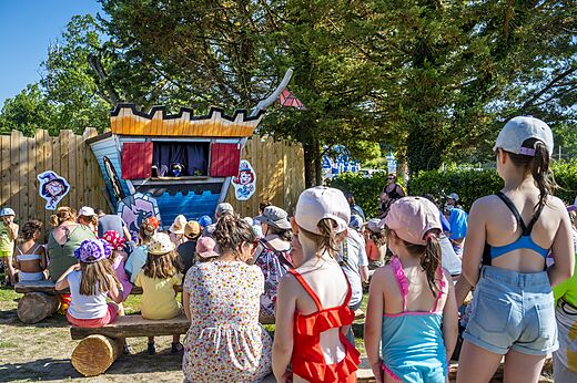 Puppentheater f�r Kinder im Freien auf dem Campingplatz CAPFUN Forges in Avrille (85).