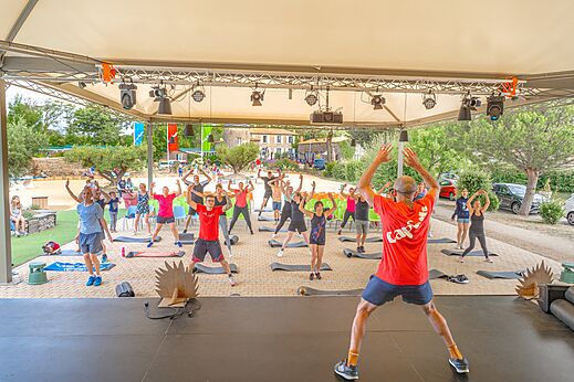 Gruppen-Fitnesskurs im Freien mit Animateur auf dem Campingplatz CAPFUN Forges in Avrille (85).