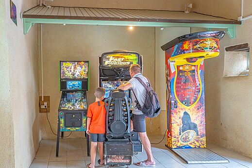 Spielhalle mit Arcade-Automaten und Flipper auf dem Campingplatz CAPFUN Forges in Avrille (85).