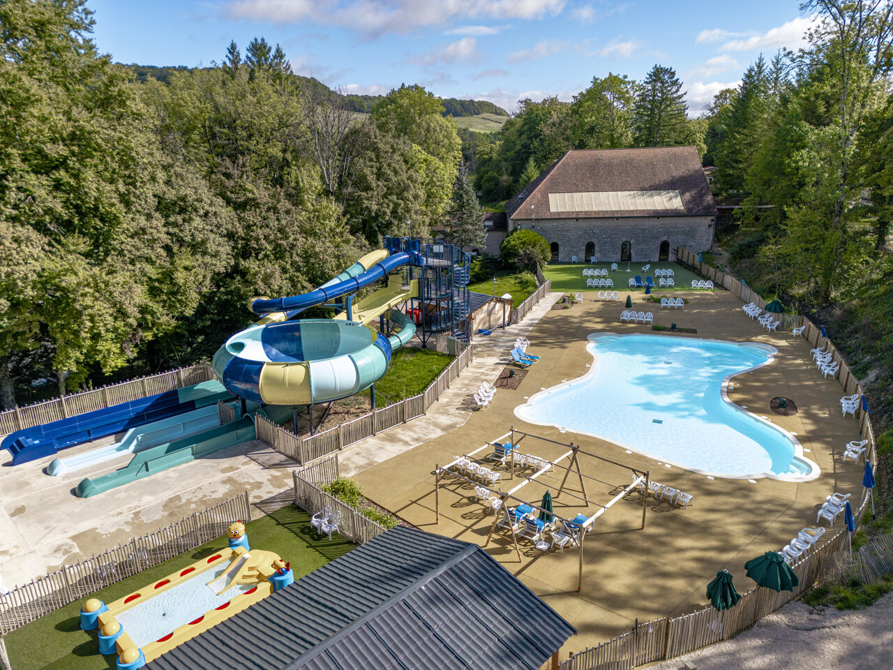 Au�enpool, Wasserrutschen und Wasserspiele auf dem Campingplatz CLICOCHIC Forge Sainte Marie in Thonnance-les-Moulins (52).