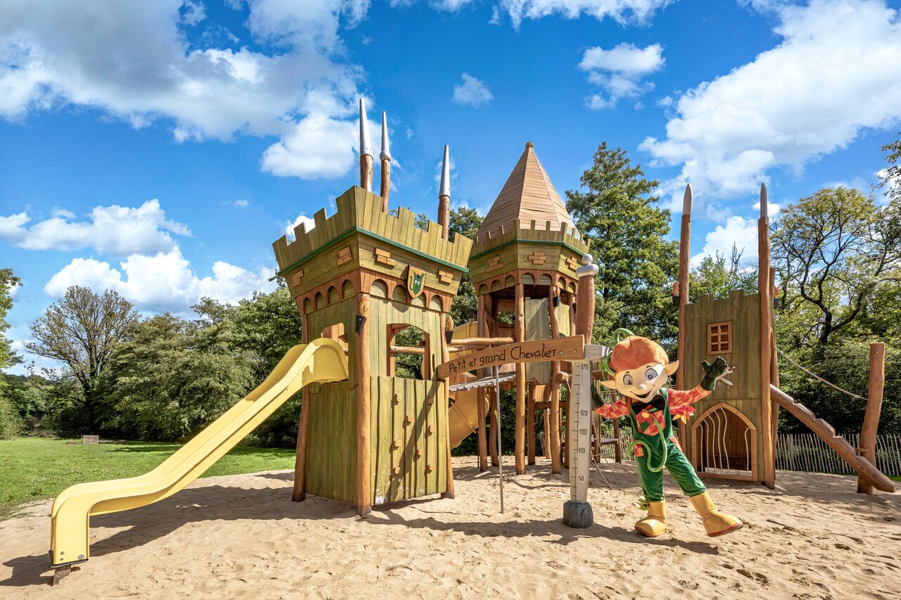 Spielplatz Burg, Rutsche und Maskottchen auf dem Campingplatz CLICOCHIC Forge Sainte Marie.