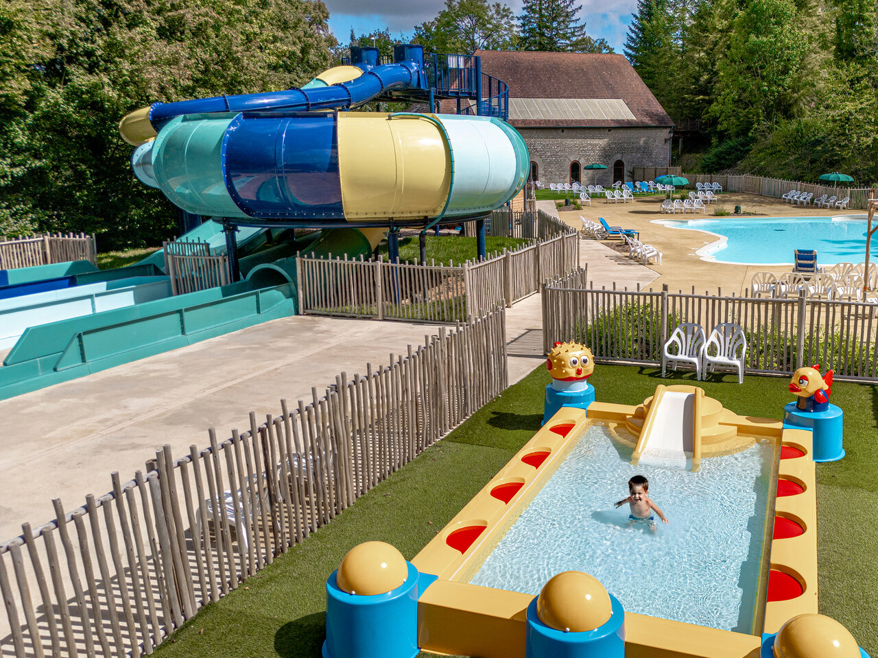 Wasserpark auf dem Campingplatz CLICOCHIC Forge Sainte Marie in Thonnance-les-Moulins (52).