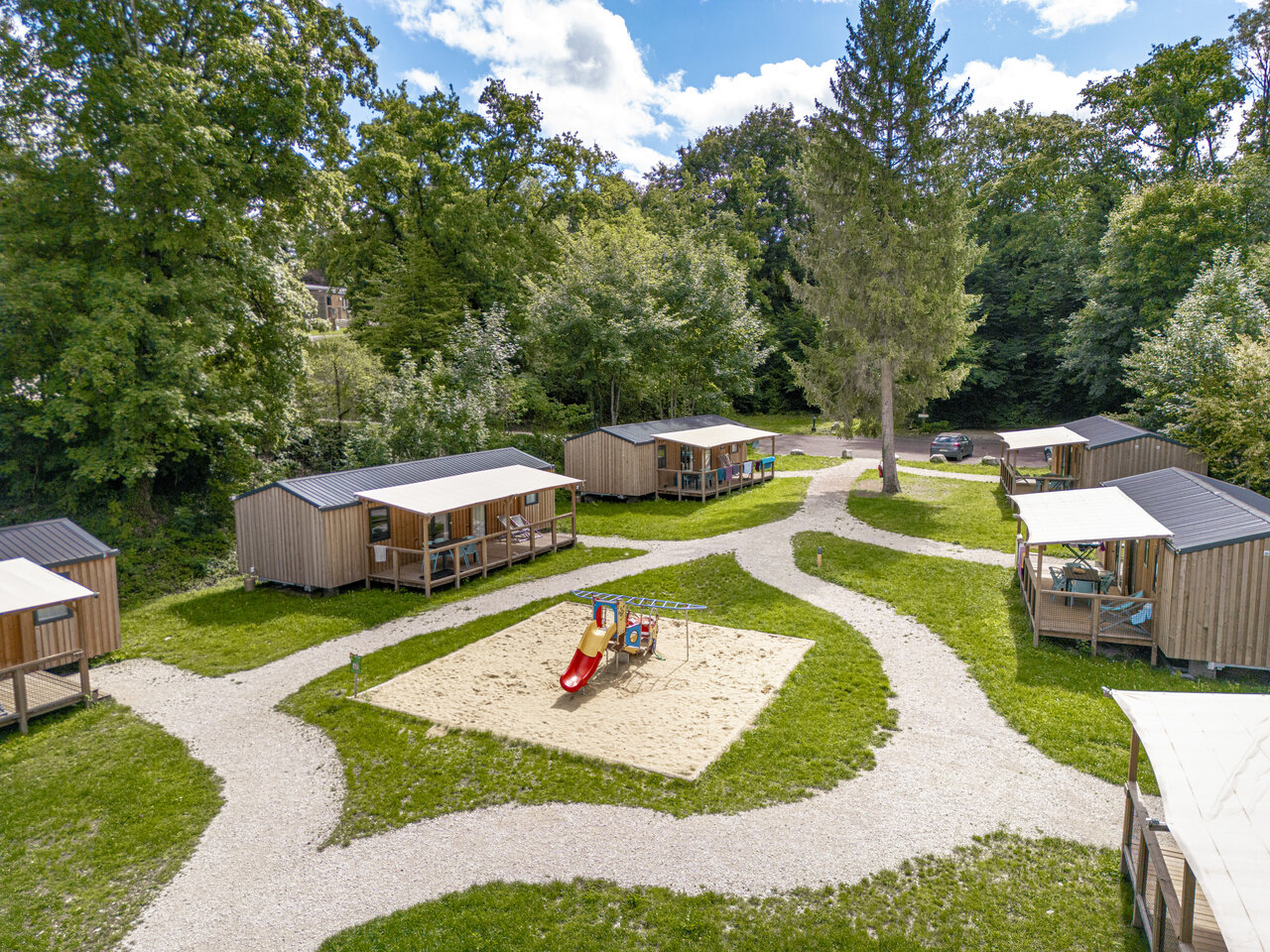 Holzchalets, Kinderspielplatz auf dem Campingplatz CLICOCHIC Forge Sainte Marie (52).