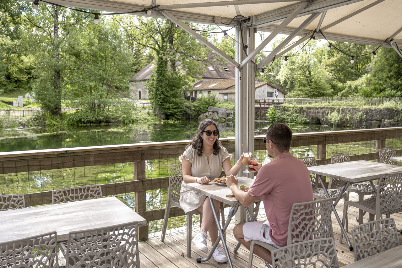 Restaurantterrasse auf dem Campingplatz CLICOCHIC Forge Sainte Marie in Thonnance-les-Moulins (52).