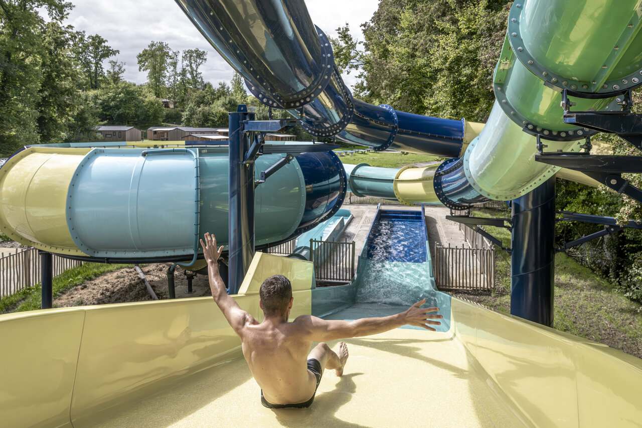 Wasserrutsche, Mann auf Camping CLICOCHIC Forge Sainte Marie Thonnance-les-Moulins (52).
