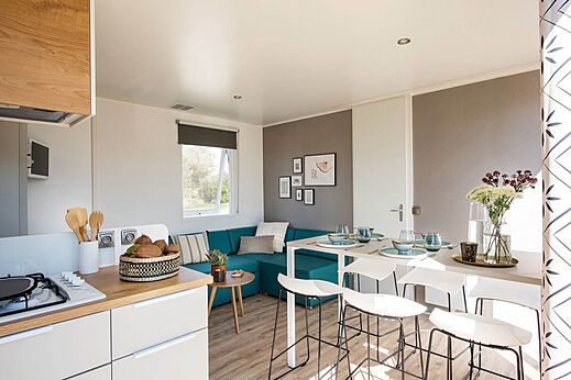 Modern stacaravan, woonkamer, keuken op camping CLICOCHIC Forge Sainte Marie (52).