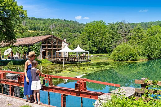 Restaurant en terras aan meer op camping CLICOCHIC Forge Sainte Marie.