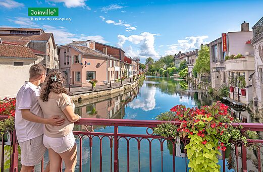 Joinville, toeristische stad met kanaal, oude huizen en stel dat het landschap bewondert.