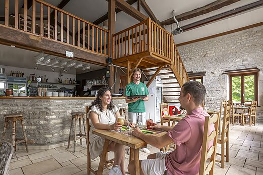 Bar restaurant op camping CLICOCHIC Forge Sainte Marie in Thonnance-les-Moulins (52).
