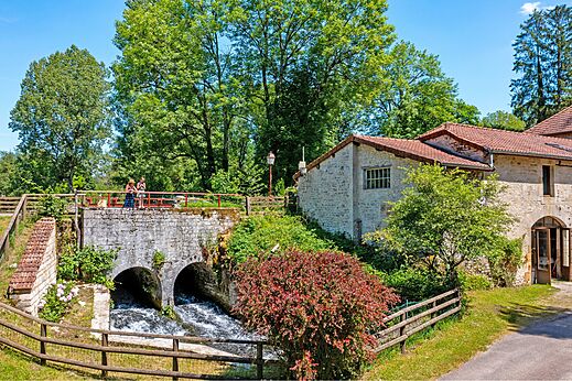 Oude stenen brug, beek en natuur op camping CLICOCHIC Forge Sainte Marie.