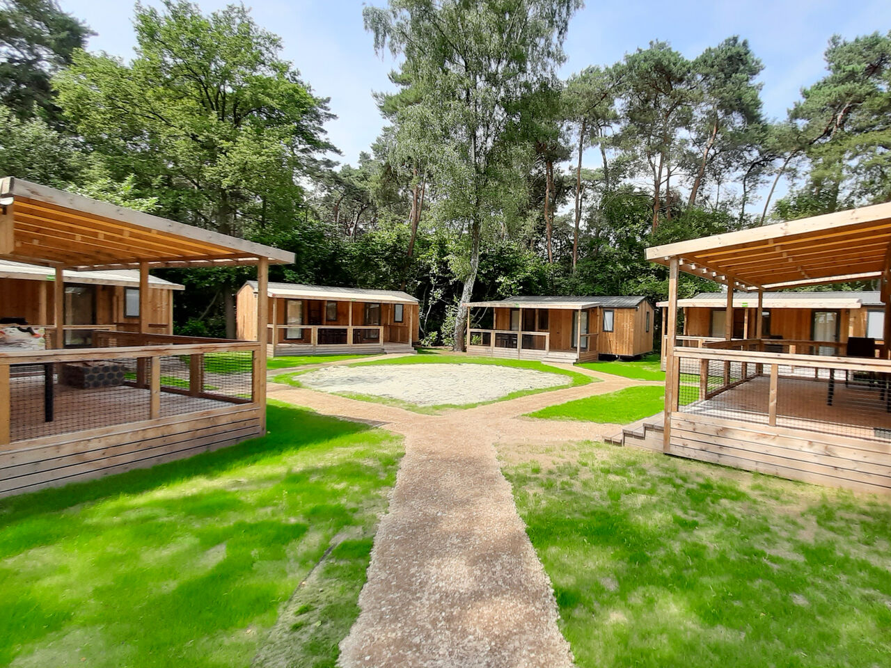 Moderne Holzchalets mit �berdachten Terrassen auf dem Campingplatz CAPFUN Fort Bedmar in Sint-Gillis-Waas.