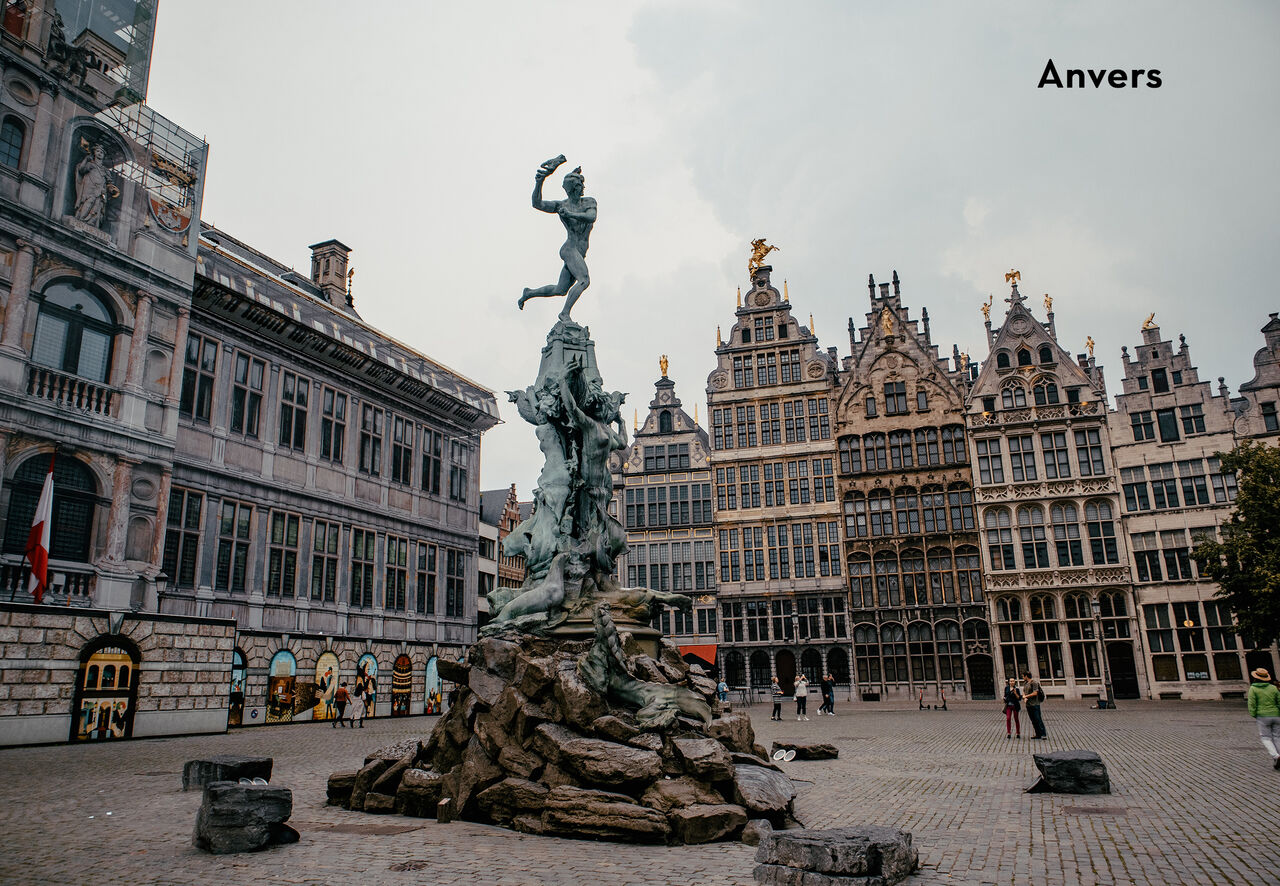 Brabo-Statue und historische H�user am Grote Markt in Antwerpen, Belgien.