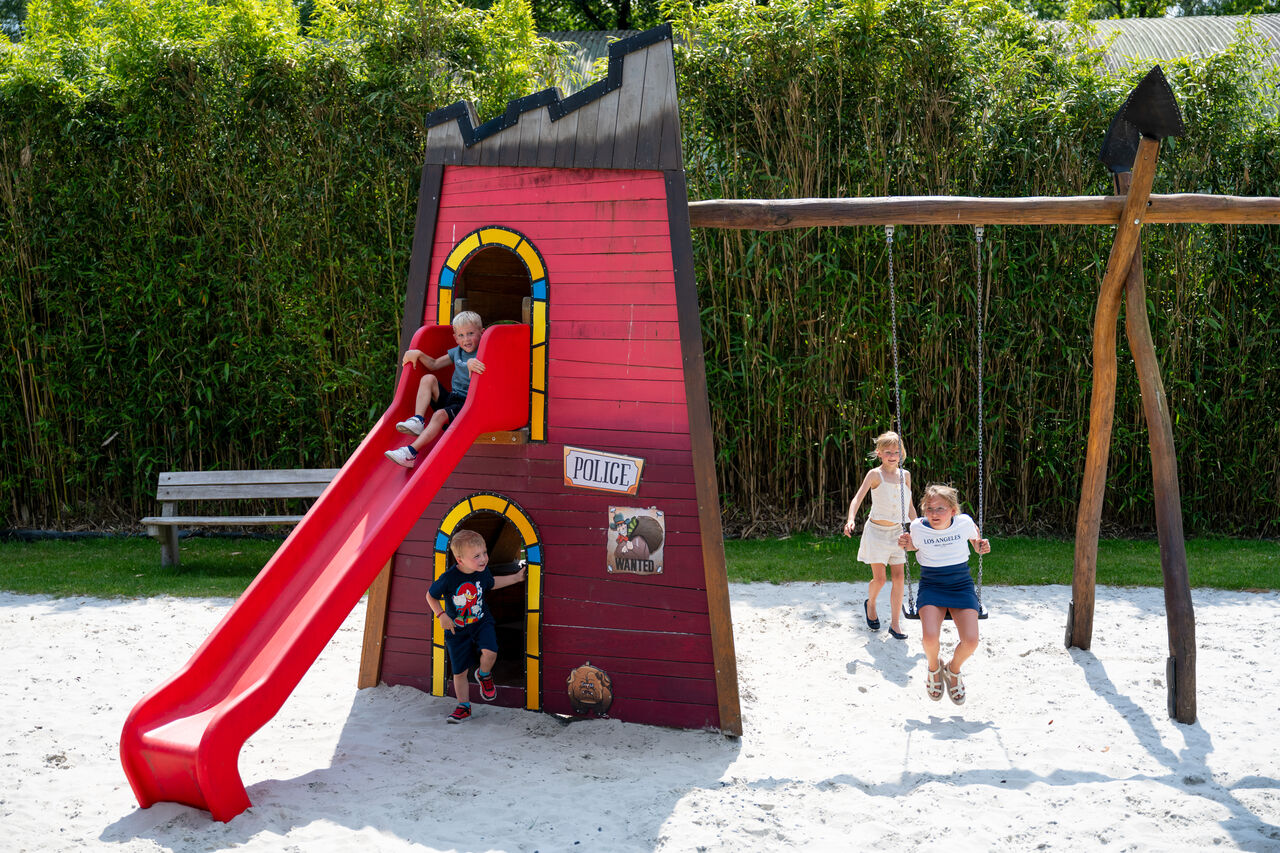 Spielplatz mit Rutsche und Schaukeln f�r Kinder auf dem Campingplatz CAPFUN Fort Bedmar in Sint-Gillis-Waas.