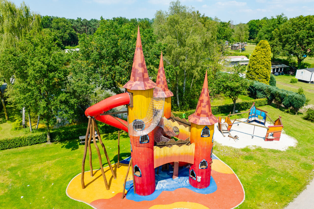 Burgspielplatz, Rutschen, Netze auf dem Campingplatz CAPFUN Fort Bedmar in Sint-Gillis-Waas