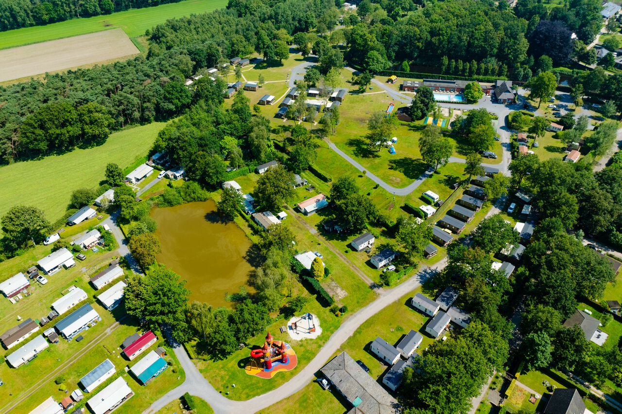 Camping CAPFUN Fort Bedmar: Luftaufnahme, Mobilheime, Pool und Natur.