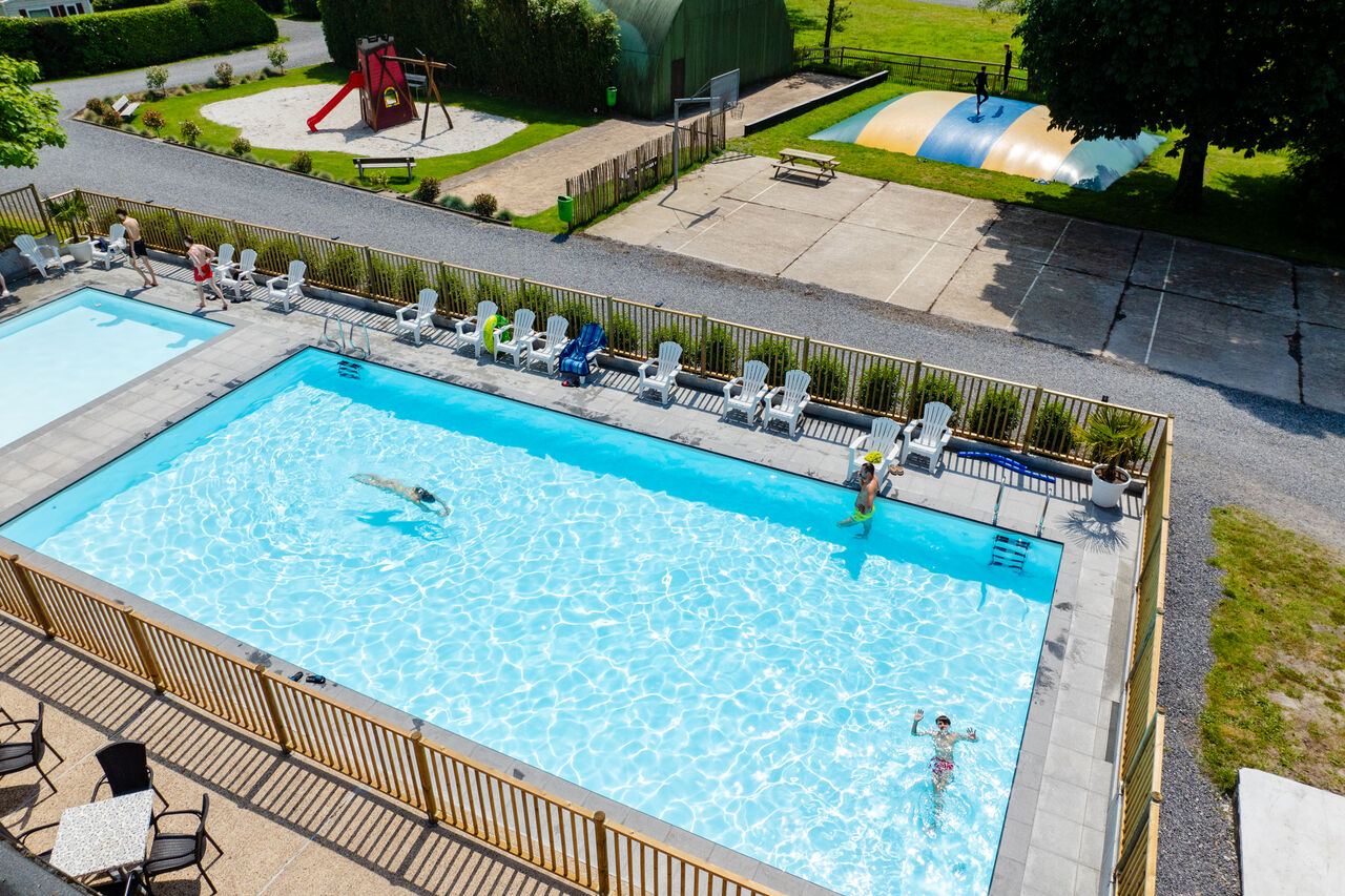 Freibad, Spielplatz und H�pfburg auf Camping CAPFUN Fort Bedmar.