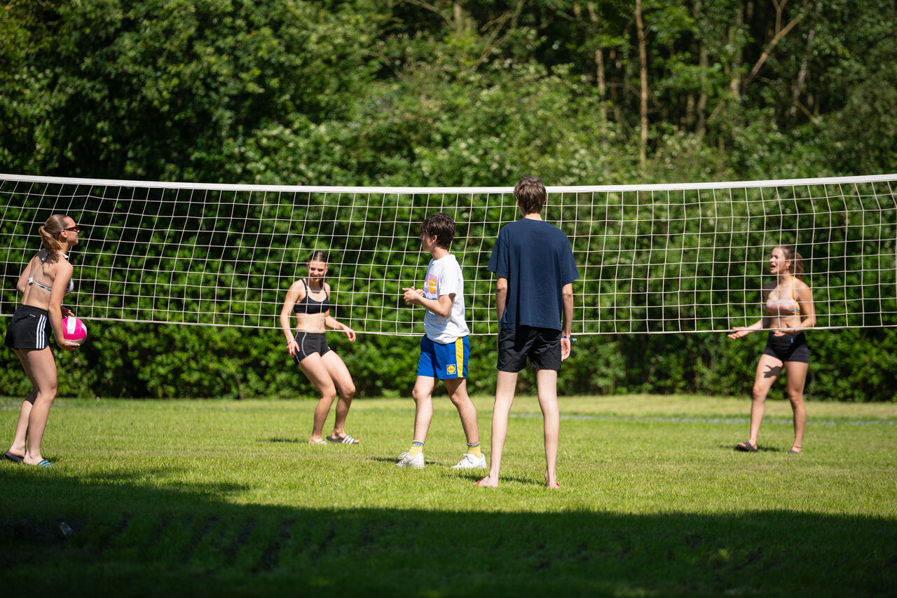 Jugendliche spielen Volleyball auf Au�enplatz auf dem Campingplatz CAPFUN Fort Bedmar in Sint-Gillis-Waas.