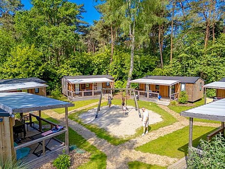 Mobil-homes en bois, aire de jeux, camping CAPFUN Fort Bedmar à Sint-Gillis-Waas.